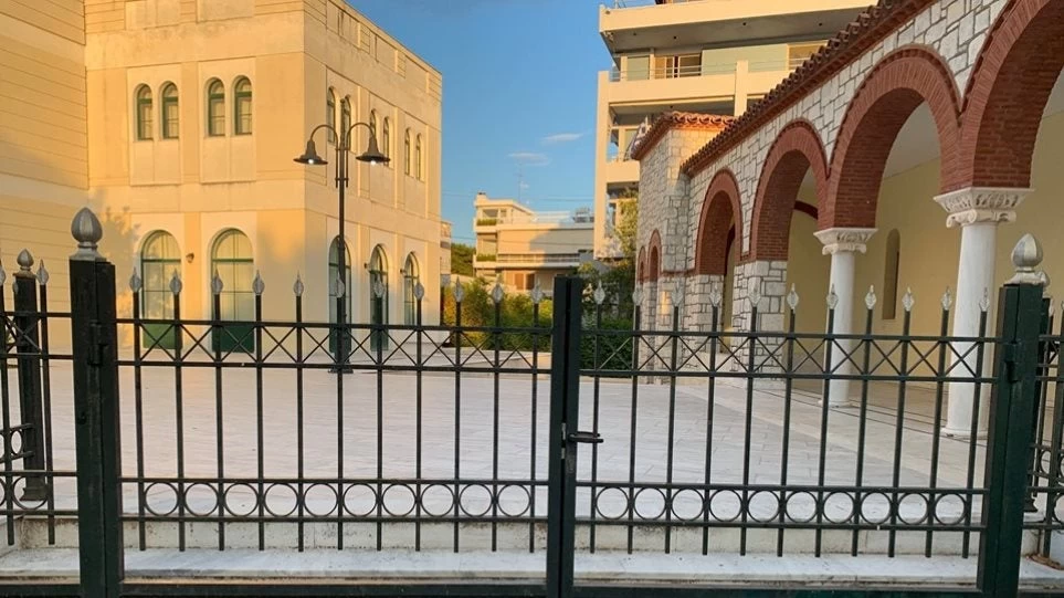 Ένα 11χρονο αγόρι καρφώθηκε σε κάγκελα εκκλησίας στα Βριλήσσια-Εικόνα